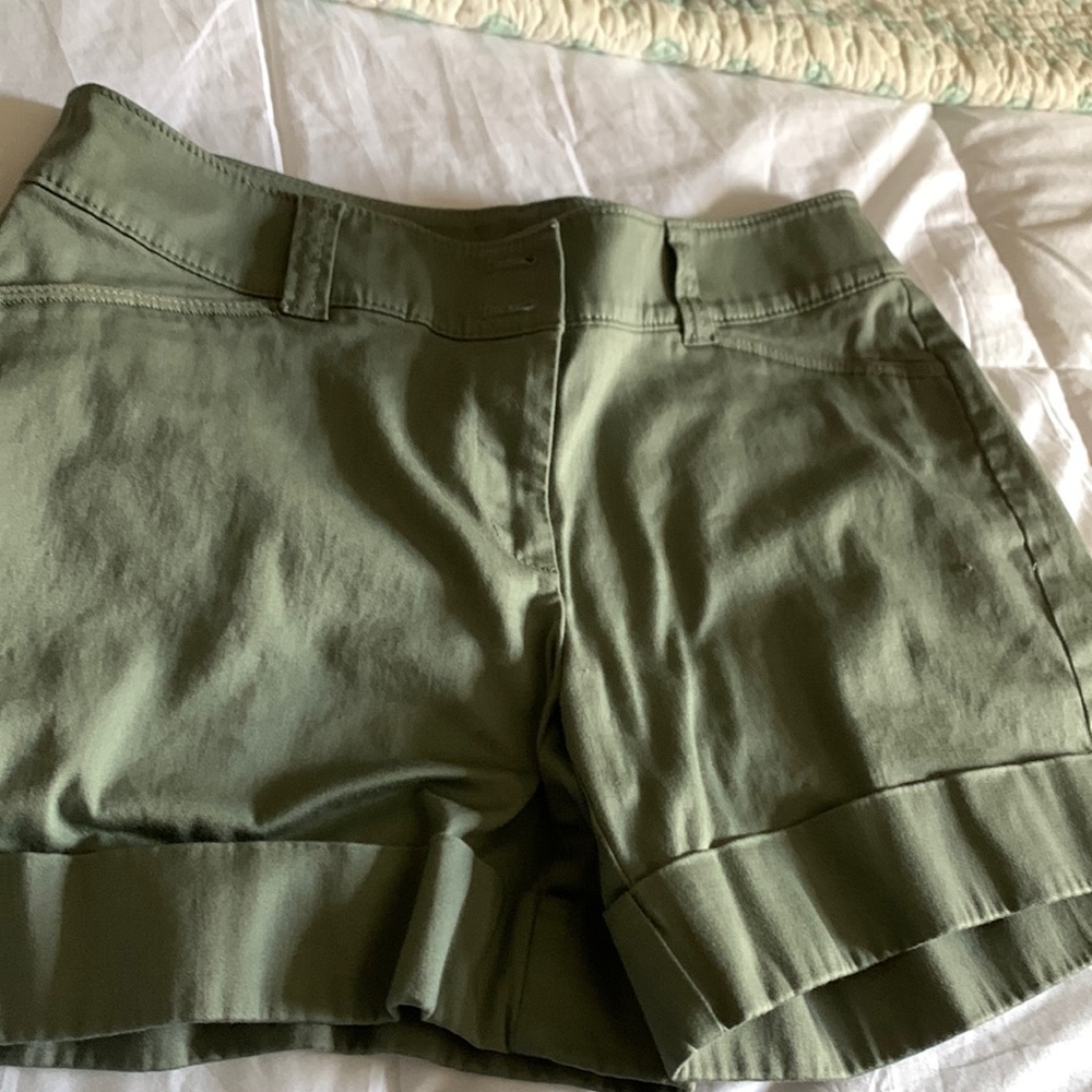 Womens like new White House black market shorts